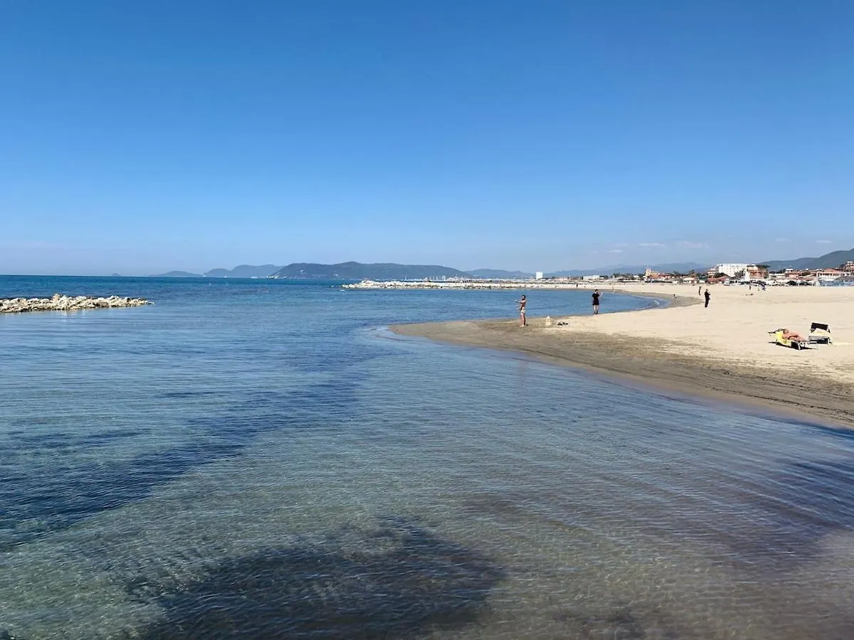 Holiday Home Il Pontile In Marina Di Massa, Apartments With Private Outdoor Area, Just 400 Meters From The Sea מלון דירות